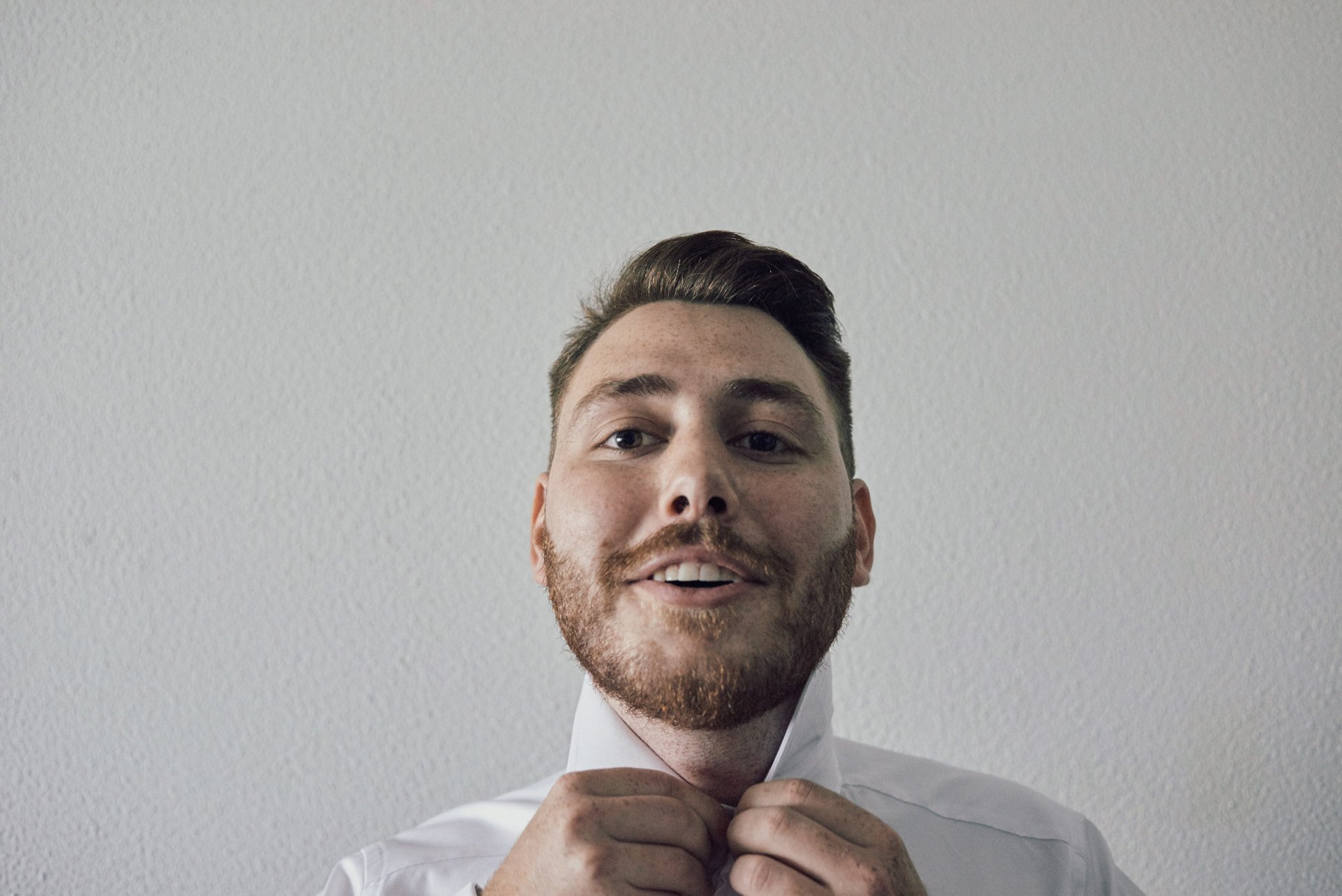 groom-wedding-house-galice-getready