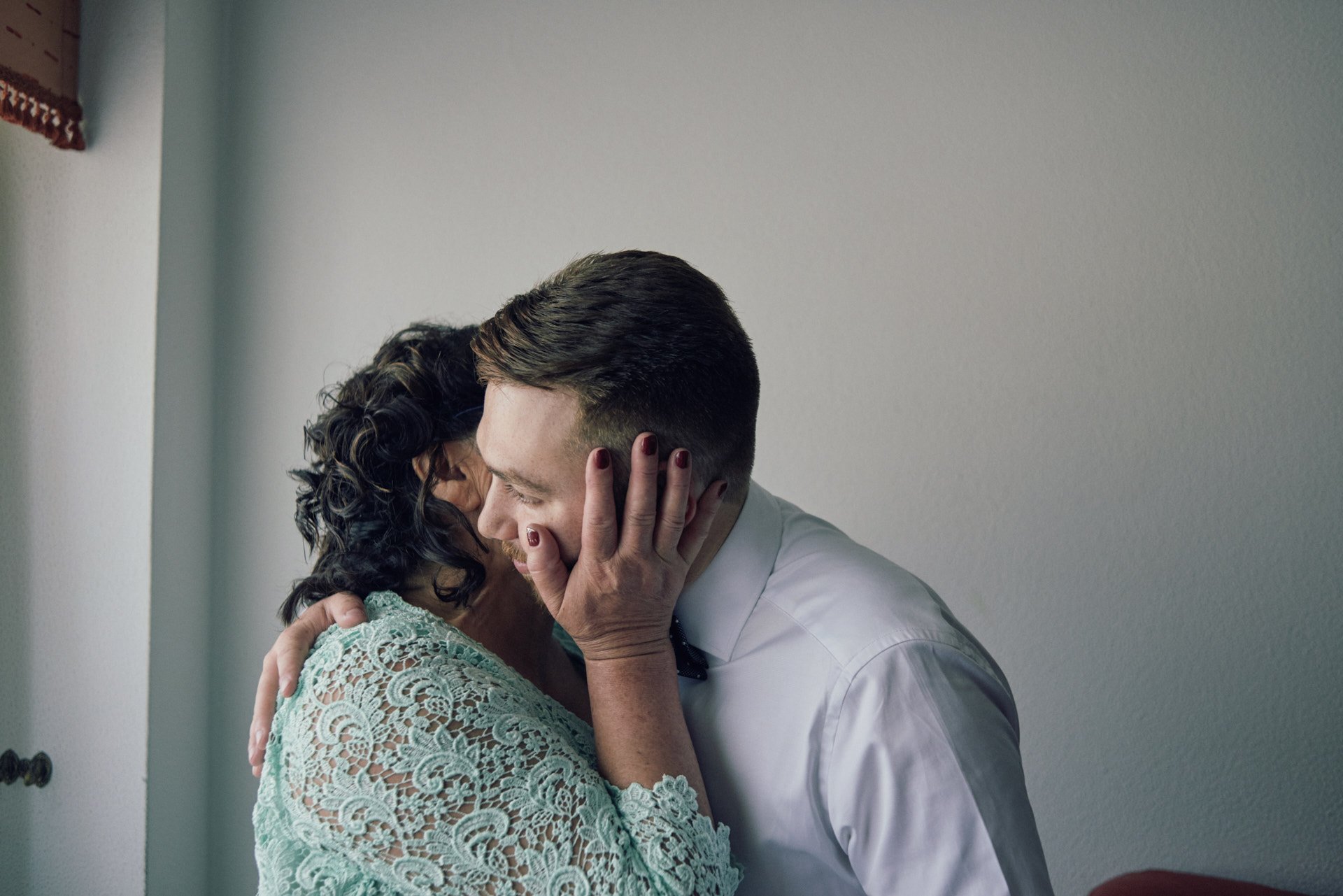 novio-boda-beso-abrazo-abuela