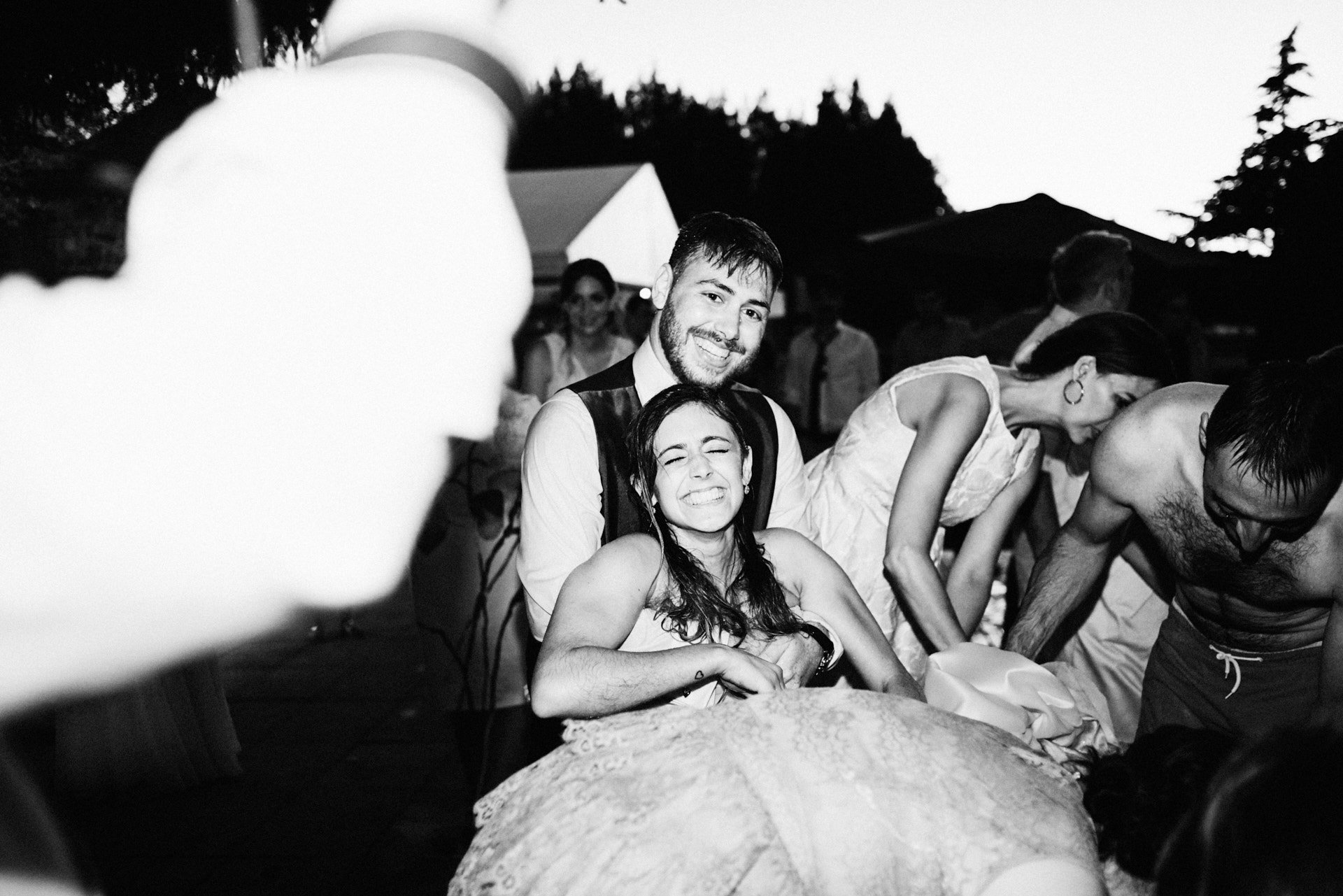 novios-mojados-piscina-blanco-y-negro-risas-diversion